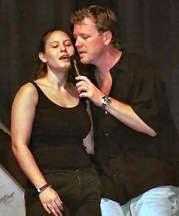 RDM and a fan sing for the FedCon10 audience