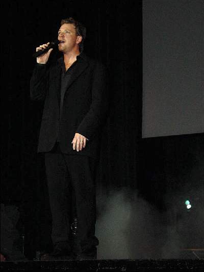 RDM singing at the FedCon10 cabaret